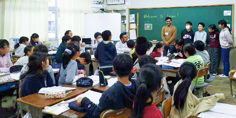 本学の留学生が児童生徒との交流活動に参加しました