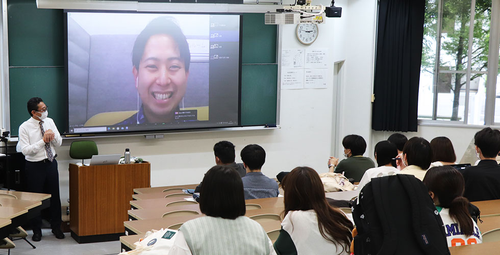 「観光ビジネス実務総論」にて卒業生による講義を実施しました